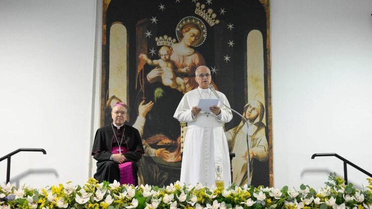 Il Papa recita la supplica di Pompei, 'piet� per le nazioni traviate'
