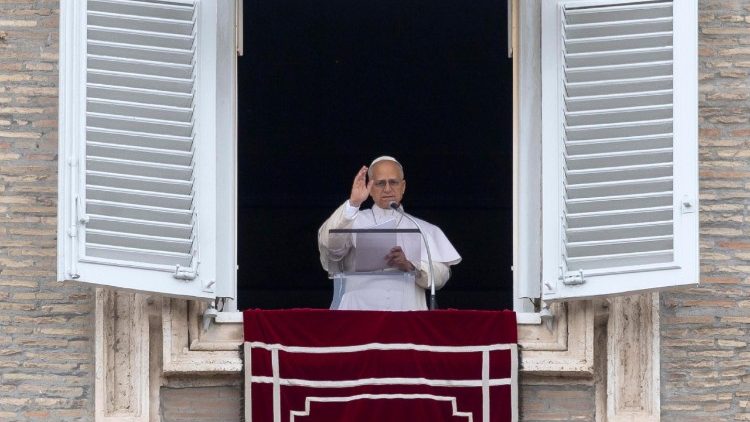 Il Papa,'preghiamo per le mamme, specie quelle che vivono in condizioni difficili'