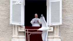 Papa Leon al XIV-lea, la fereastra Bibliotecii din Palatul Apostolic, recitând rugăciunea antifonului marian pascal "Regina Coeli" (duminică, 10 mai 2026)