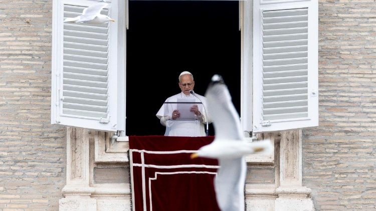 Papa Leon al XIV-lea, la fereastra Bibliotecii din Palatul Apostolic, recitând rugăciunea antifonului marian pascal "Regina Coeli" (duminică, 10 mai 2026)