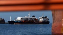 A Granadilla de Abona, Tenerife, Spagna, un'imbarcazione rifornisce di carburante la nave battente bandiera olandese MV Hondius, colpita da un'epidemia di hantavirus