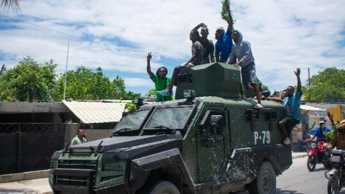 Haiti, capital Porto Pr&iacute;ncipe sitiada por gangues: pelo menos 40 feridos