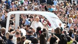 Il Papa a San Pietro per l'udienza del mercoled�