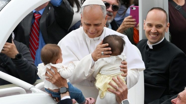 Il Papa abbraccia i bambini