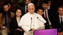 Leó pápa beszédet mond a római La Sapienza Egyetemen