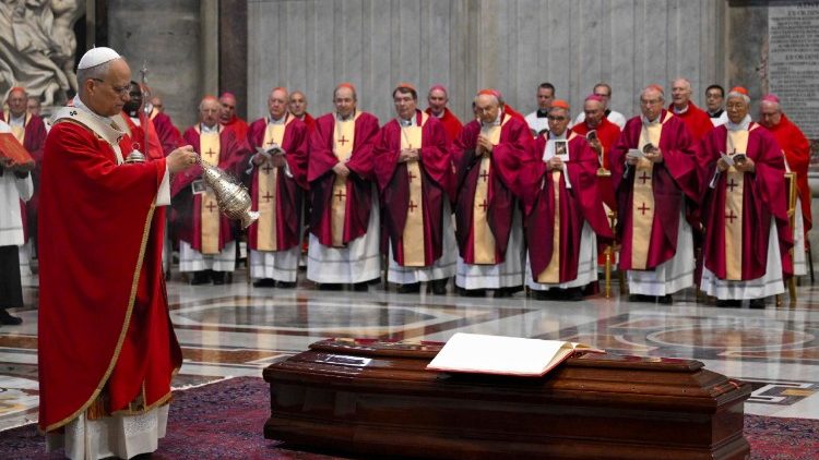 Il Papa nella Basilica di San Pietro per i funerali del card. Tscherrig