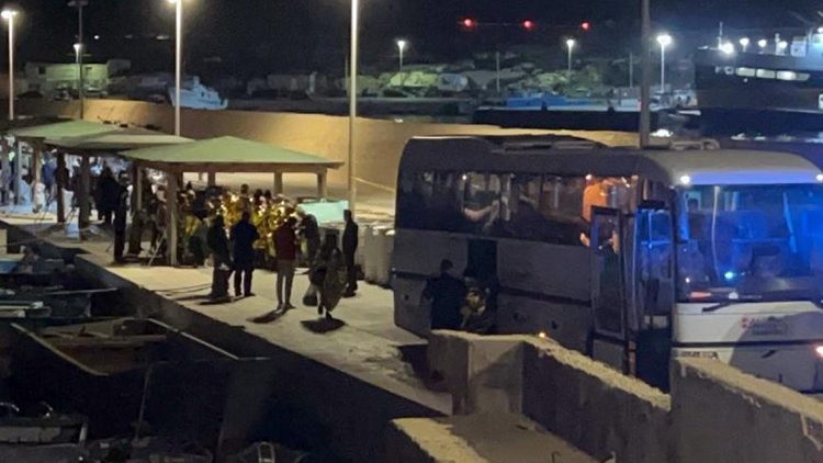 Lo sbarco di migranti sul molo Favarolo a Lampedusa