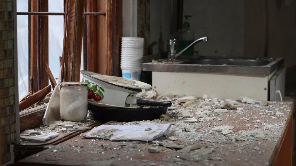 Vista interna do prédio danificado no local do ataque russo à área residencial de Odessa, Ucrânia, em 18 de maio de 2026, em meio à invasão russa. Pelo menos duas pessoas ficaram feridas após um ataque russo noturno a Odessa, segundo o Serviço Estatal de Emergência. A Rússia atacou a Ucrânia com 524 drones e 22 mísseis na noite anterior, conforme relatado pela Força Aérea Ucraniana. EPA/IGOR MASLOV   
