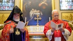 Leó pápa és I. Aram katolikosz együtt imádkoznak  
