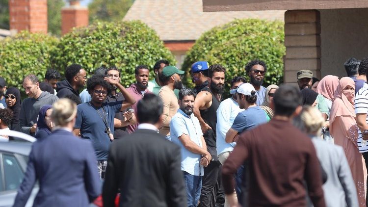 सान डिएगो के इस्लामिक सेंटर में गोलीबारी के वाद वहाँ जमा हुए लोग
