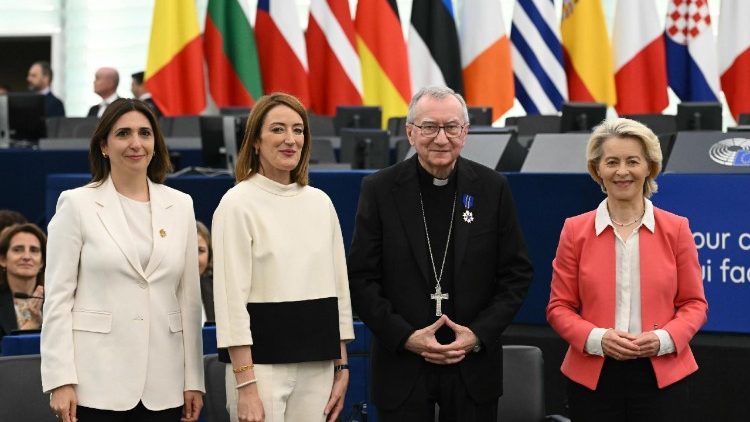 Il cardinale Parolin con la presidente della Commissione europea, Ursula von der Leyen, e la presidente del Parlamento europeo, Roberta Metsola