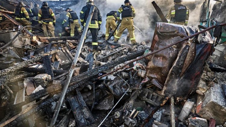 Equipes de resgate ucranianas trabalham no local de um ataque russo a uma &aacute;rea residencial em Kharkiv, Ucr&acirc;nia, em 19 de maio de 2026, em meio &agrave; invas&atilde;o russa em curso. De acordo com o relat&oacute;rio do Servi&ccedil;o Estatal de Emerg&ecirc;ncia, pelo menos uma pessoa morreu e outras seis ficaram feridas em um ataque russo a Kharkiv e &agrave; regi&atilde;o. EPA/SERGEY KOZLOV