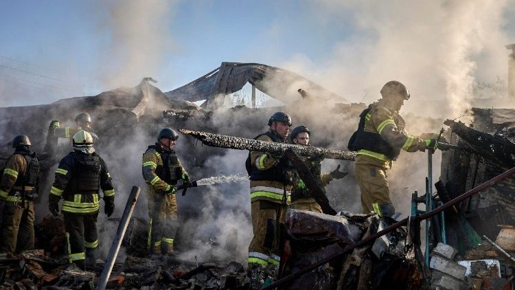 Equipes de resgate ucranianas trabalham no local de um ataque russo a uma &aacute;rea residencial em Kharkiv, Ucr&acirc;nia, em 19 de maio de 2026, em meio &agrave; invas&atilde;o russa em curso. De acordo com o relat&oacute;rio do Servi&ccedil;o Estatal de Emerg&ecirc;ncia, pelo menos uma pessoa morreu e outras seis ficaram feridas em um ataque russo a Kharkiv e &agrave; regi&atilde;o. EPA/SERGEY KOZLOV