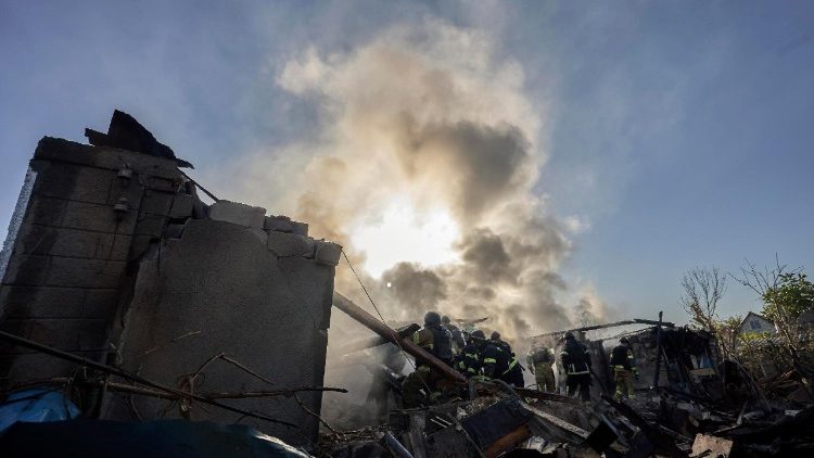 Equipes de resgate ucranianas trabalham no local de um ataque russo a uma &aacute;rea residencial em Kharkiv, Ucr&acirc;nia, em 19 de maio de 2026, em meio &agrave; invas&atilde;o russa em curso. De acordo com o relat&oacute;rio do Servi&ccedil;o Estatal de Emerg&ecirc;ncia, pelo menos uma pessoa morreu e outras seis ficaram feridas em um ataque russo a Kharkiv e &agrave; regi&atilde;o. EPA/SERGEY KOZLOV