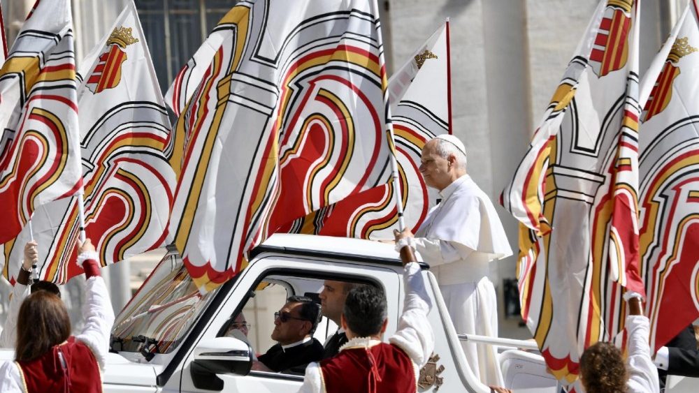 Il Papa arrivato a Piazza San Pietro per l'udienza generale
