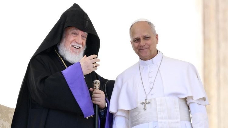 Il Papa al capo della Chiesa armena, preghiamo per la pace in Medio Oriente