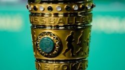 Der FC Bayern München und der VfB Stuttgart buhlen um diesen Pokal.