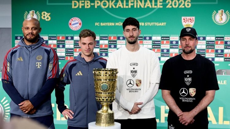 W&uuml;rden am liebsten den Pokal mit den Fans feiern.... Trainer und Spieler der beiden Mannschaften