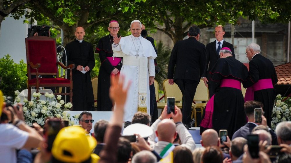 Il Papa lascia il duomo dopo incontro con vittime Terra dei fuochi