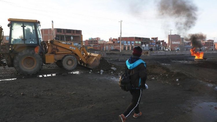 El ejército y la policía inician una operación para despejar una importante autopista en Bolivia