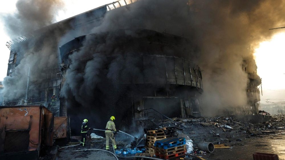 Fumaça sobe enquanto equipes de resgate ucranianas trabalham no local de um ataque russo a um shopping center em Kiev, Ucrânia, em 24 de maio de 2026, em meio à invasão russa. Mais de 600 drones e 90 mísseis atingiram vários locais em Kiev durante a noite de 24 de maio, resultando em pelo menos duas mortes confirmadas e mais de 80 feridos, segundo o presidente ucraniano Volodymyr Zelensky. EPA/SERGEY DOLZHENKO