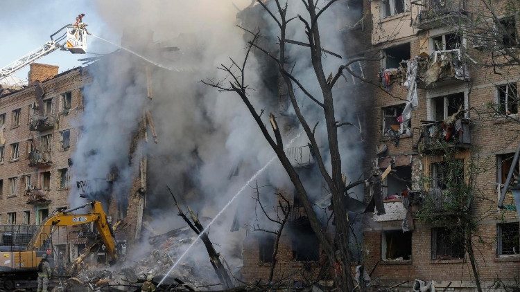 Наступствы ўдару расійскага дрона па жылым доме ў Кіеве