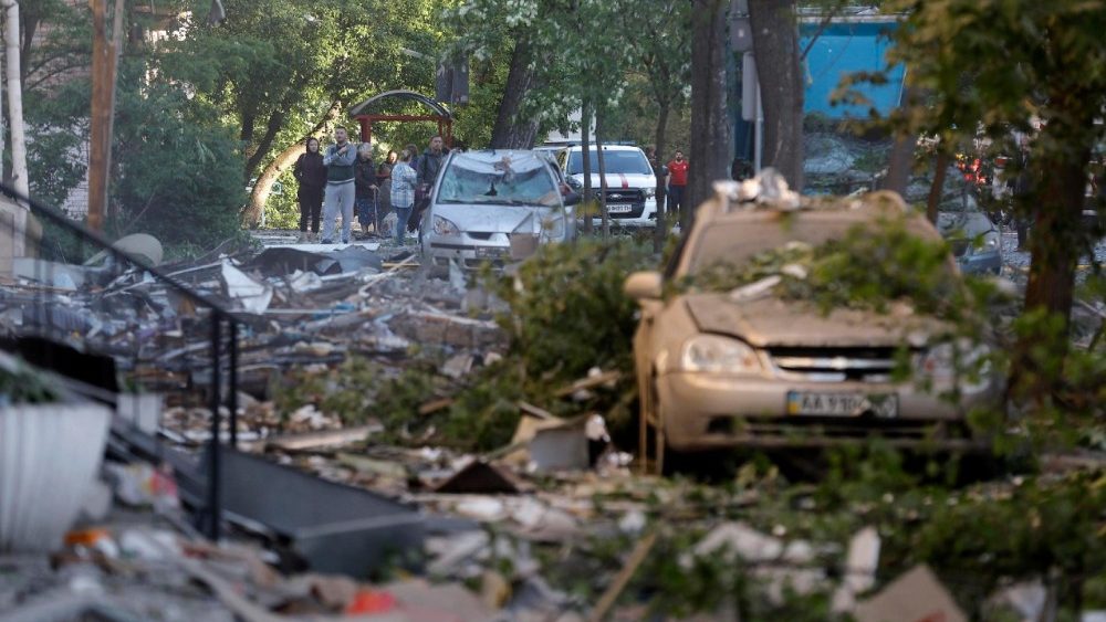 Veículos cobertos de destroços no local de um ataque russo a um prédio residencial em Kiev, Ucrânia, em 24 de maio de 2026, em meio à invasão russa. Mais de 600 drones e 90 mísseis atingiram vários locais em Kiev durante a noite de 24 de maio, resultando em pelo menos duas mortes confirmadas e mais de 80 feridos, segundo o presidente ucraniano Volodymyr Zelensky. EPA/SERGEY DOLZHENKO