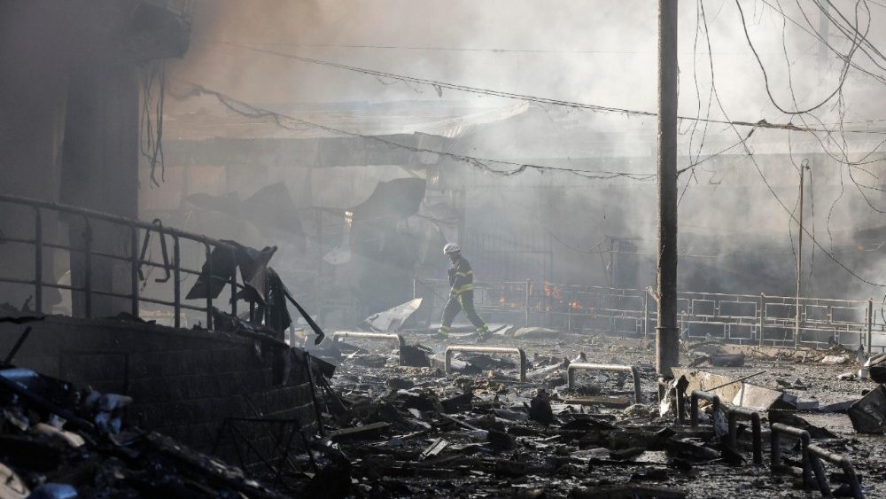 Um socorrista ucraniano trabalha no local de um ataque russo a um shopping center em Kiev, Ucrânia, em 24 de maio de 2026, em meio à invasão russa. Mais de 600 drones e 90 mísseis atingiram vários locais em Kiev durante a noite de 24 de maio, resultando em pelo menos duas mortes confirmadas e mais de 80 feridos, segundo o presidente ucraniano Volodymyr Zelensky. EPA/SERGEY DOLZHENKO