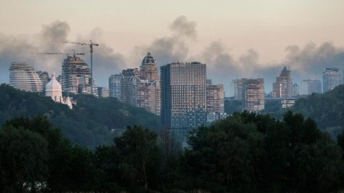 Ucraina, la rappresaglia russa incendia Kyiv e uccide quattro persone
