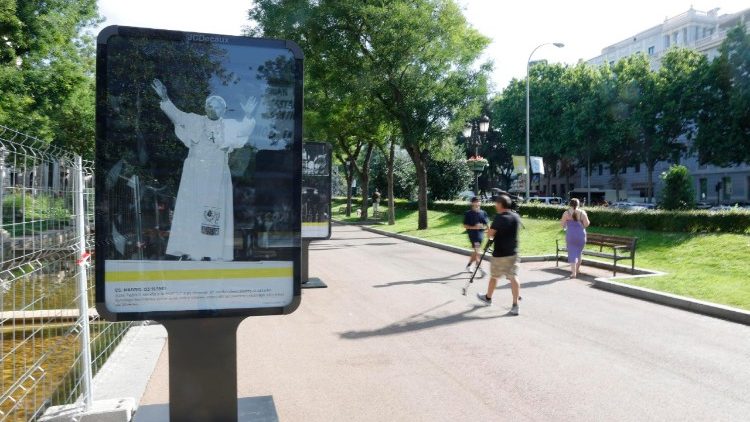 Một tấm ảnh Đức Bênêđictô XIV trên đường phố Madrid