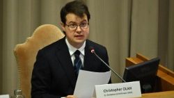 Chrisas Olahas gegužės 25 d. spaudos konferencijoje Vatikane