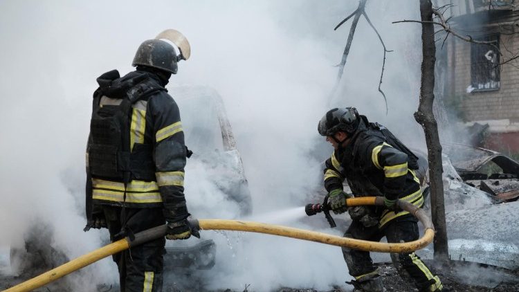 Bombeiros trabalham para extinguir um inc&ecirc;ndio que consome uma &aacute;rea residencial ap&oacute;s um ataque a&eacute;reo russo em Kramatorsk, regi&atilde;o de Donetsk, leste da Ucr&acirc;nia, em 25 de maio de 2026, em meio &agrave; invas&atilde;o russa. Pelo menos 12 pessoas, incluindo uma crian&ccedil;a, ficaram feridas no ataque, segundo o chefe da Administra&ccedil;&atilde;o Regional de Donetsk, Vadym Filashkin. EPA/MARIA SENOVILLA