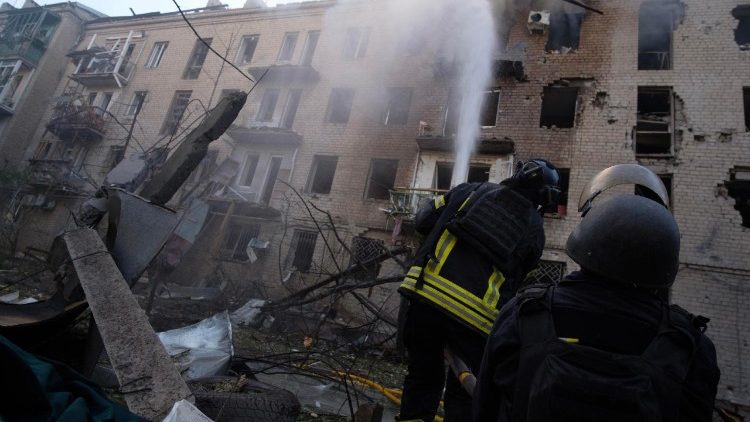 Bombeiros trabalham para extinguir um inc&ecirc;ndio que consome uma &aacute;rea residencial ap&oacute;s um ataque a&eacute;reo russo em Kramatorsk, regi&atilde;o de Donetsk, leste da Ucr&acirc;nia, em 25 de maio de 2026, em meio &agrave; invas&atilde;o russa. Pelo menos 12 pessoas, incluindo uma crian&ccedil;a, ficaram feridas no ataque, segundo o chefe da Administra&ccedil;&atilde;o Regional de Donetsk, Vadym Filashkin. EPA/MARIA SENOVILLA