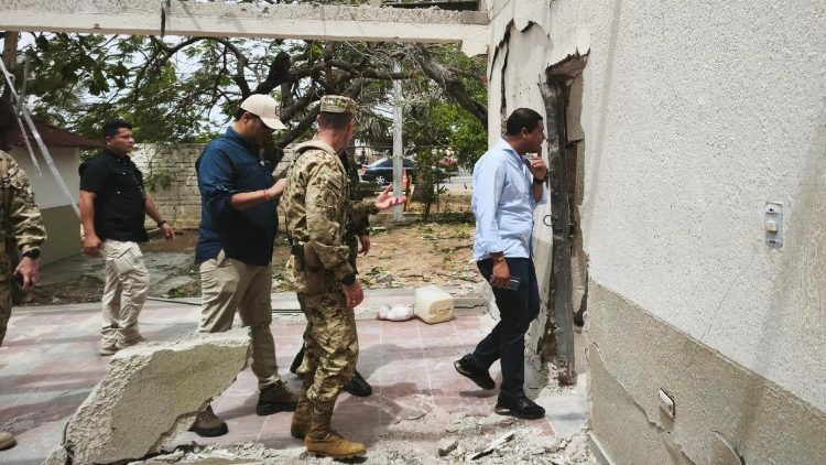  Miembros del ej&eacute;rcito colombiano inspeccionan una estructura da&ntilde;ada por un ataque en Riohacha, La Guajira. 