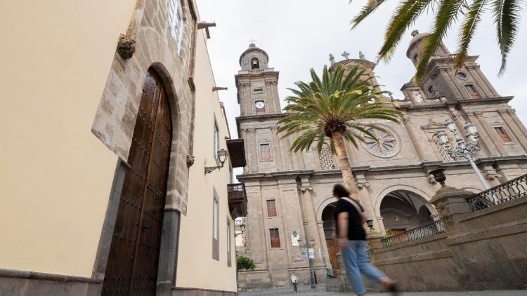 Uma pessoa caminha perto do Pal&aacute;cio Episcopal (E) e da Catedral de Santa Ana (D) em Las Palmas de Gran Canaria, Ilhas Can&aacute;rias, Espanha, em 29 de maio de 2026. O Pal&aacute;cio Episcopal abriga a sede da diocese regional, onde o Papa Le&atilde;o XIV ficar&aacute; durante sua visita &agrave; ilha em 11 de junho de 2026. EPA/QUIQUE CURBELO