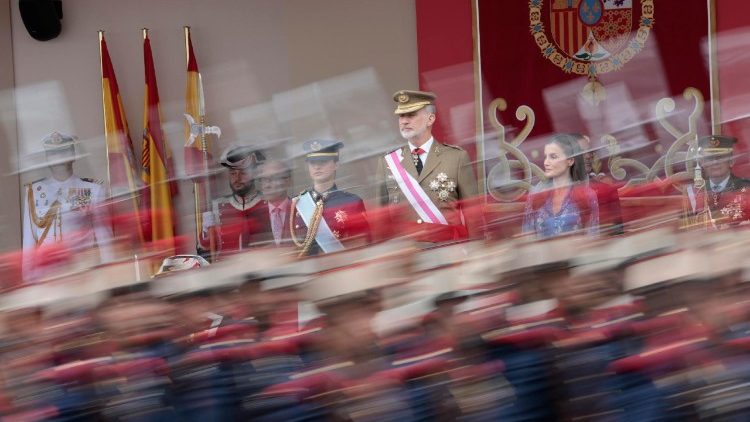 O rei espanhol Felipe VI (C), a rainha Letizia (CR) e a princesa Leonor (C-L) participam do Dia das For&ccedil;as Armadas em Vigo, Espanha, 30 de maio de 2026. EPA/Lavandeira Jr.