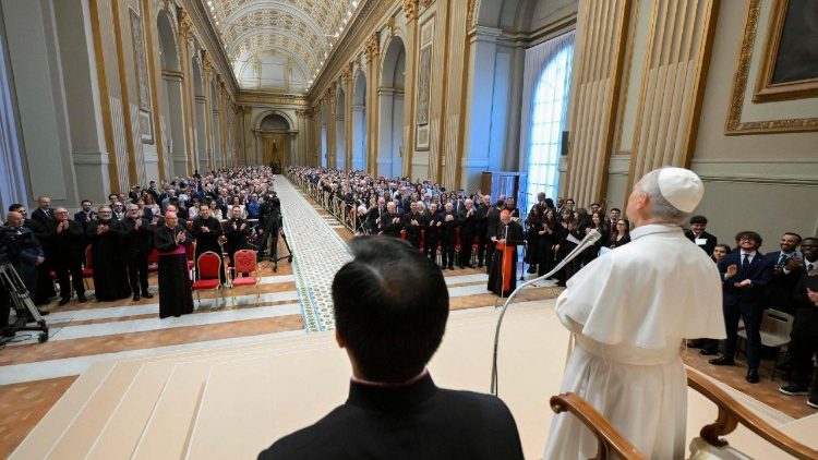 Il Papa, 'siamo chiamati a servire, attenti a ogni uomo o donna'