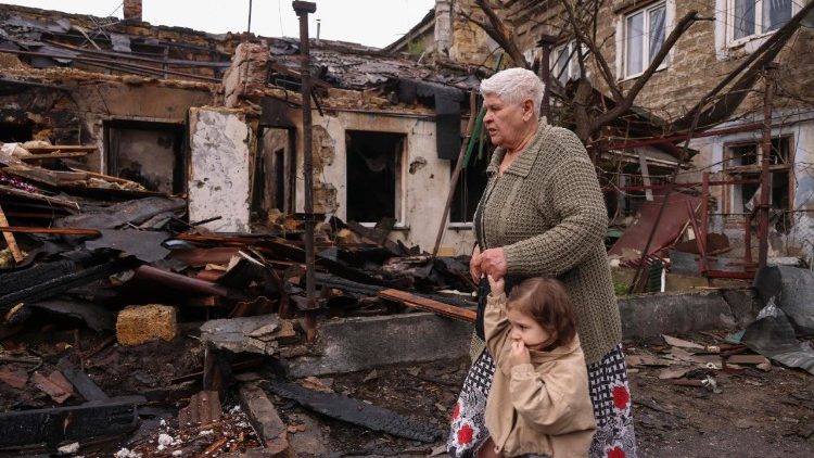 Pessoas caminham perto do local de um ataque russo a uma &aacute;rea residencial em Odessa, Ucr&acirc;nia, em 1&ordm; de junho de 2026, em meio &agrave; invas&atilde;o russa. Pelo menos seis pessoas ficaram feridas ap&oacute;s um ataque russo noturno a Odessa, segundo Oleg Kiper, chefe da administra&ccedil;&atilde;o militar regional de Odessa. EPA/IGOR MASLOV