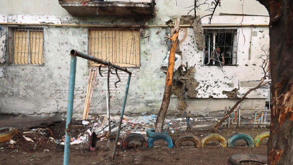 Cratera de drone no local de um ataque russo a uma área residencial em Odessa, Ucrânia, em 1º de junho de 2026, em meio à invasão russa. Pelo menos seis pessoas ficaram feridas após um ataque russo noturno a Odessa, segundo Oleg Kiper, chefe da administração militar regional de Odessa. EPA/IGOR MASLOV   (ANSA)
