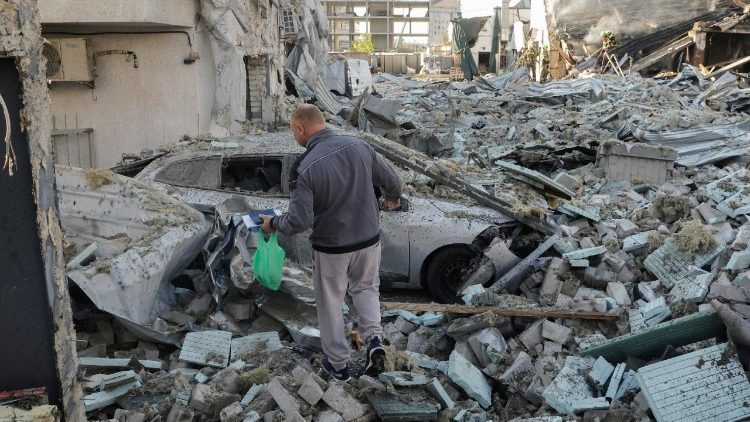   Equipes de resgate ucranianas trabalham no local de um ataque russo a uma concession&aacute;ria de ve&iacute;culos em Kiev, Ucr&acirc;nia, em 2 de junho de 2026, em meio &agrave; invas&atilde;o russa. A R&uacute;ssia utilizou mais de 650 drones e mais de 70 m&iacute;sseis de diferentes tipos durante o ataque massivo e combinado contra a Ucr&acirc;nia, conforme relatado pelas for&ccedil;as a&eacute;reas. EPA/SERGEY DOLZHENKO