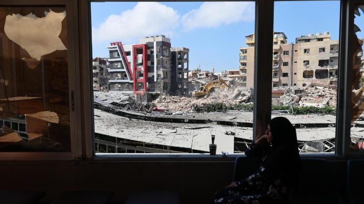 Uma mulher observa os prédios danificados um dia após um ataque aéreo israelense que atingiu edifícios em frente ao Hospital Jabal Amel, na cidade de Tiro, Líbano, em 2 de junho de 2026. O Ministério da Saúde libanês informou que, até 1º de junho, os ataques israelenses em todo o Líbano mataram mais de 3.435 pessoas e feriram mais de 10.400, desde o reinício das hostilidades entre Israel e o Hezbollah. (EPA/WAEL HAMZEH)