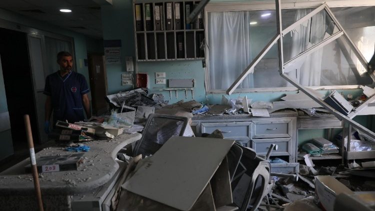 Danos no Hospital Jabal Amel um dia após um ataque aéreo israelense que atingiu prédios em frente ao hospital em Tiro, Líbano, 2 de junho de 2026. O Ministério da Saúde libanês informou que, até 1º de junho, os ataques israelenses em todo o Líbano mataram mais de 3.435 pessoas e feriram mais de 10.400, desde o reinício das hostilidades entre Israel e o Hezbollah. EPA/WAEL HAMZEH