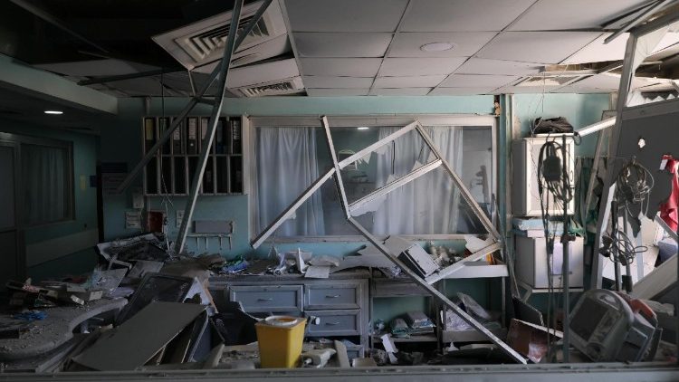 Danos no Hospital Jabal Amel um dia após um ataque aéreo israelense que atingiu prédios em frente ao hospital em Tiro, Líbano, 02 de junho de 2026.
