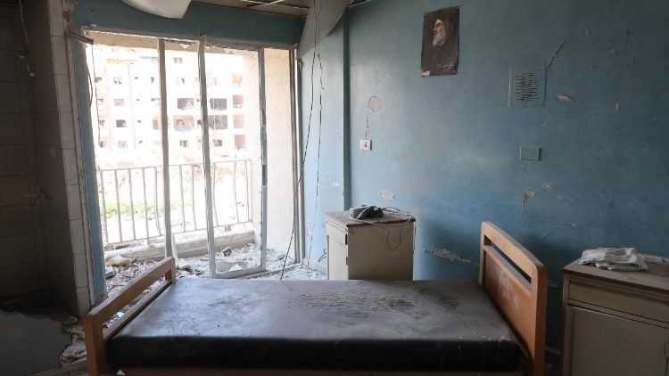 Danos no Hospital Jabal Amel um dia após um ataque aéreo israelense que atingiu prédios em frente ao hospital em Tiro, Líbano, 2 de junho de 2026. O Ministério da Saúde libanês informou que, até 1º de junho, os ataques israelenses em todo o Líbano mataram mais de 3.435 pessoas e feriram mais de 10.400, desde o reinício das hostilidades entre Israel e o Hezbollah. EPA/WAEL HAMZEH
