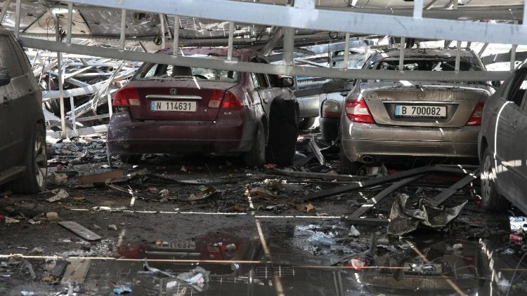 Um estacionamento danificado um dia após um ataque aéreo israelense que atingiu prédios em frente ao Hospital Jabal Amel em Tiro, Líbano, em 2 de junho de 2026. O Ministério da Saúde libanês informou que, até 1º de junho, os ataques israelenses em todo o Líbano mataram mais de 3.435 pessoas e feriram mais de 10.400, desde o reinício das hostilidades entre Israel e o Hezbollah. EPA/WAEL HAMZEH