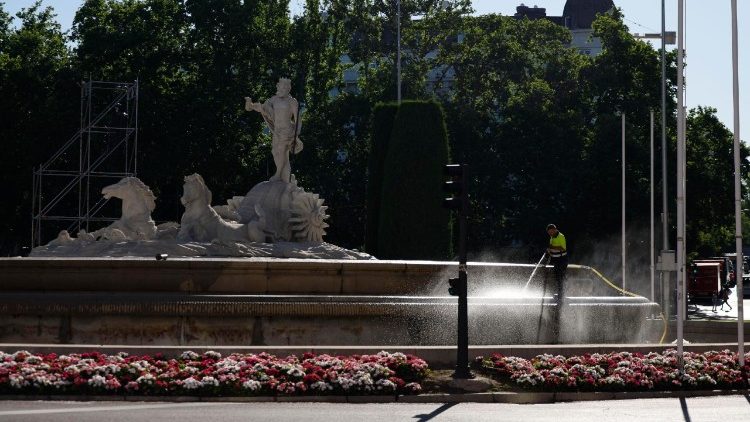 Um trabalhador limpa a Fonte de Netuno em Madri, antes da visita do Papa Le&atilde;o XIV &agrave; Espanha, em Madri, Espanha, 3 de junho de 2026. O Papa visitar&aacute; Madri, Barcelona e as Ilhas Can&aacute;rias de 6 a 12 de junho. EPA/MARISCAL
