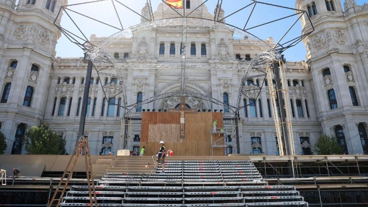 Il palco per la Messa del Corpus Domini a Plaza de Cibeles