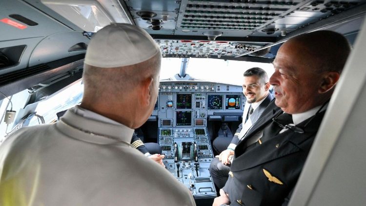 Papst Leo XIV. im Flieger