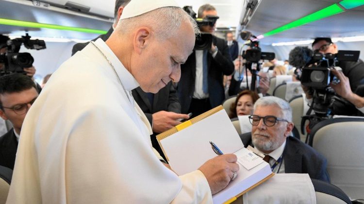 Der Papst im Flieger