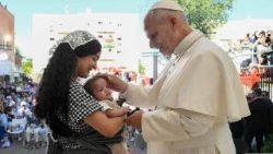Il Papa dal centro di accoglienza di Madrid, 'aprire le porte'